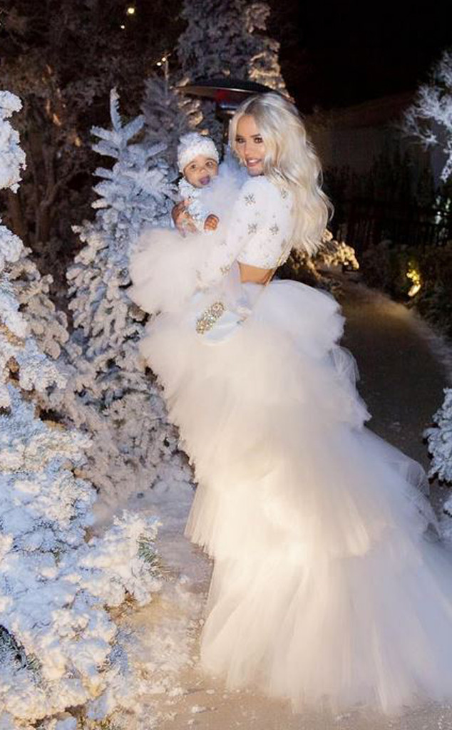 Khloe Kardashian And True Thompson Dazzle In Matching Mother Daughter Christmas Outfits E Online Au